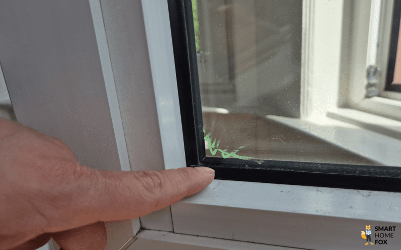 Der Fensterputzroboter fährt mit CornerClean-Pads bis in die Fensterecke.